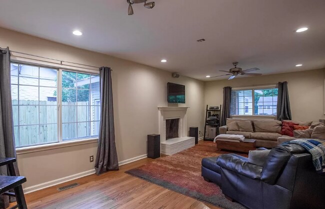 Foto del edificio - Charming 2 Bed, 1 Bath Home with Great Amenities