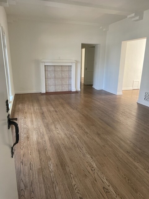 Frontroom entry approach - 1005 Alvira St