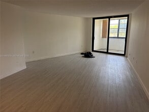Building Photo - 10854 N Kendall Dr