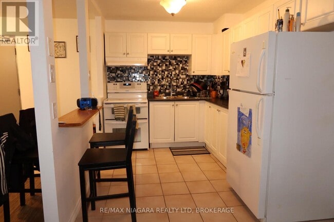 Building Photo - 242 Oakdale Ave