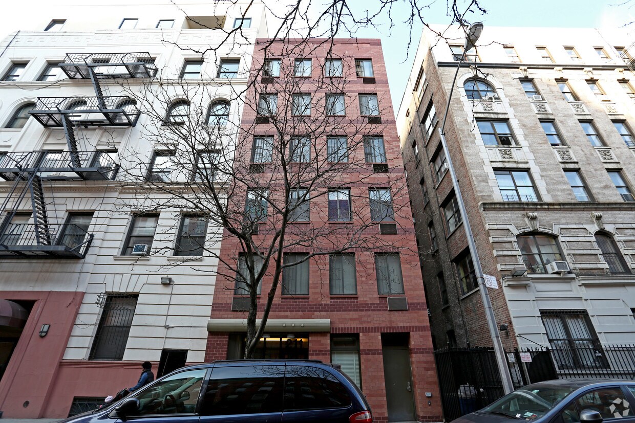 Building Photo - 211 W 105th St