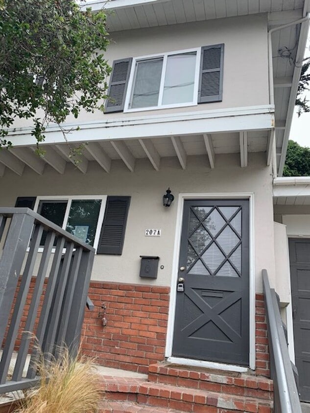 Primary Photo - 8th Street (207)