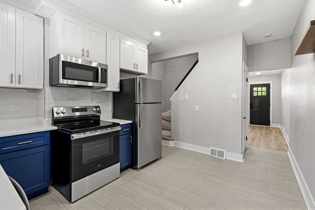 Building Photo - Freshly Renovated 2 Bedroom in Bloomfield available NOW!