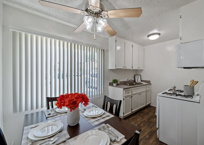 Cocina y comedor de concepto abierto con piso de madera en un apartamento de un dormitorio en el Arbor de Studio City, CA - The Arbor