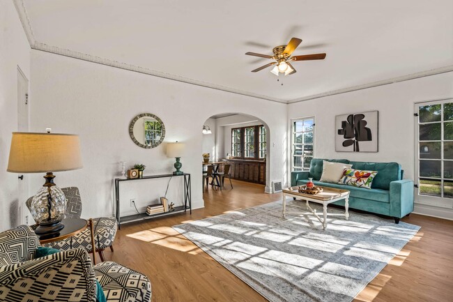 Building Photo - Stunning 2BED/1BATH Colonial Style Lower