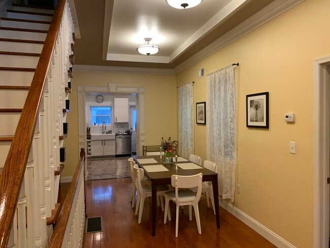 Building Photo - 527 Catharine St