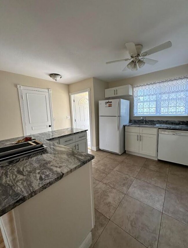 Building Photo - Beautiful 2 Bedroom 2 Bath with garage