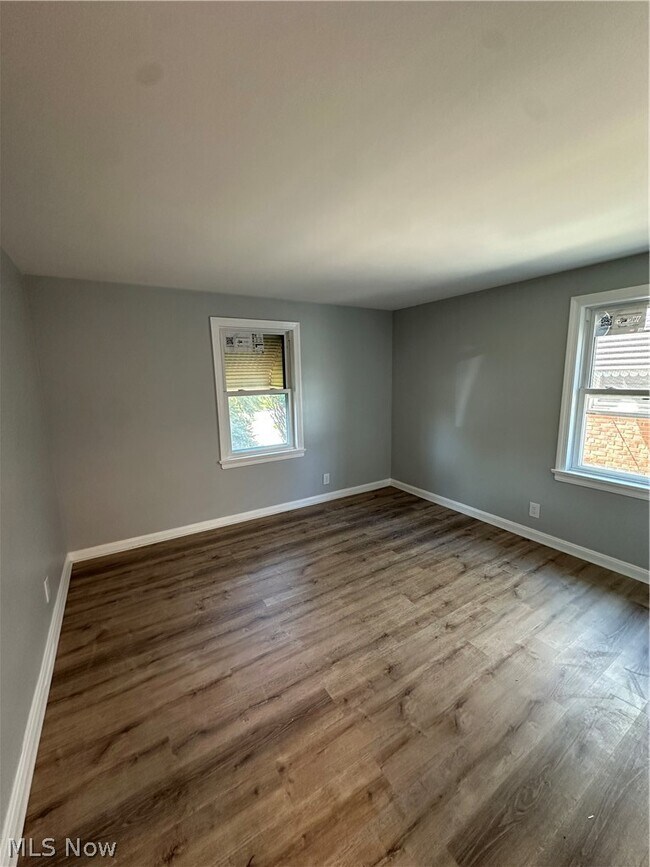 Foto del edificio - 18413 Waterbury Ave