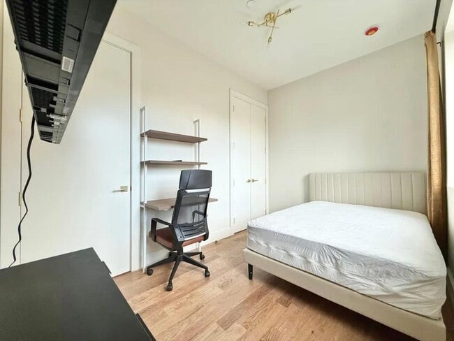 Building Photo - Nice room in a good neighborhood