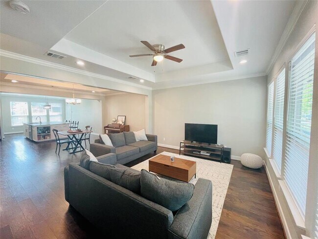 Building Photo - 305 York St