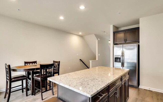 Foto del edificio - 8355 Daydream Cres