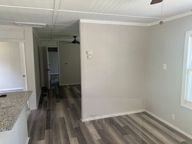 Building Photo - 2 Bed / 1 bath - Desoto KS -home for rent ...