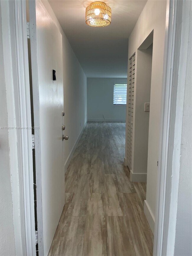 Foto del edificio - 460 W Park Dr