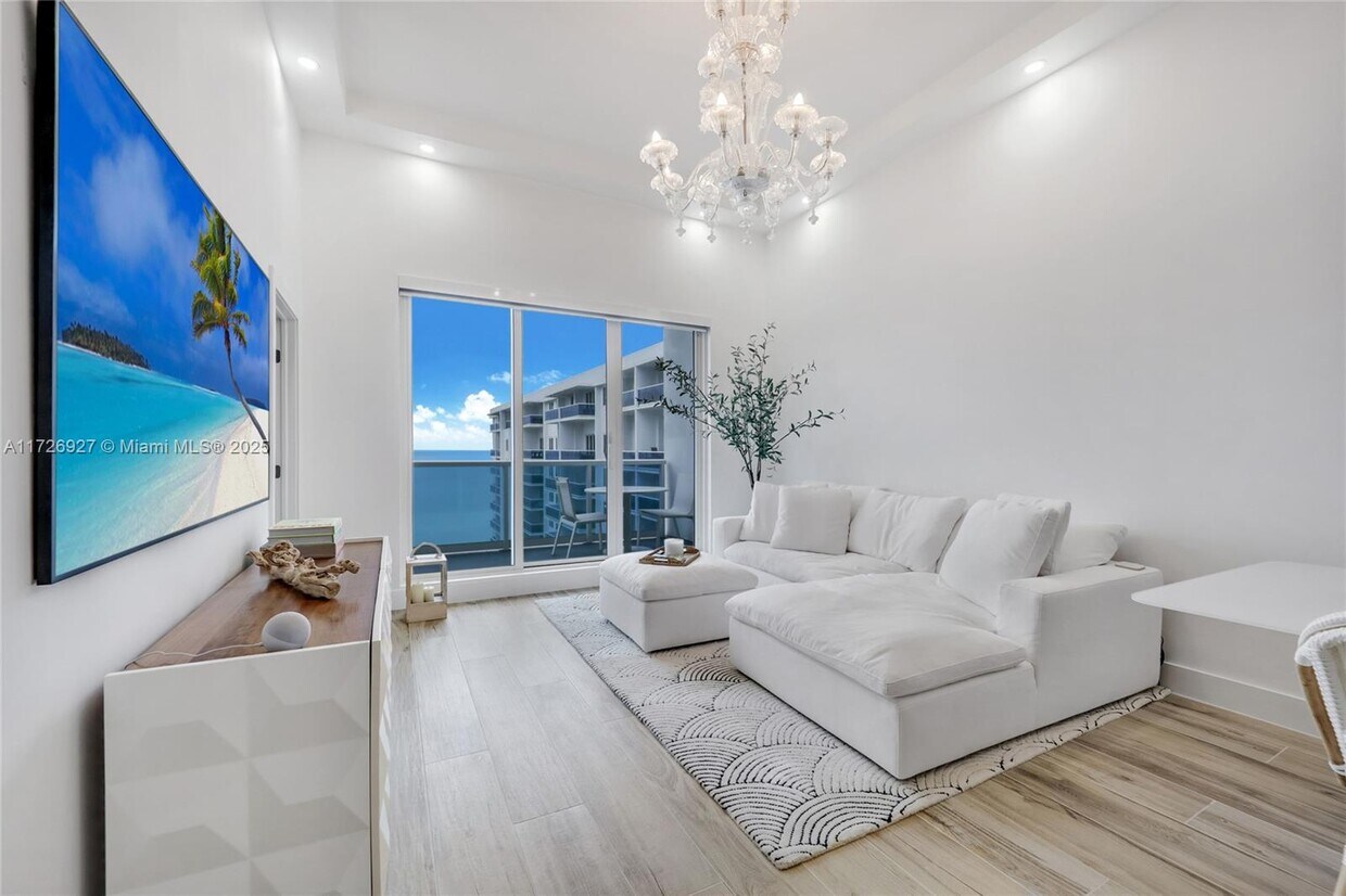 Primary Photo - 2301 Collins Ave