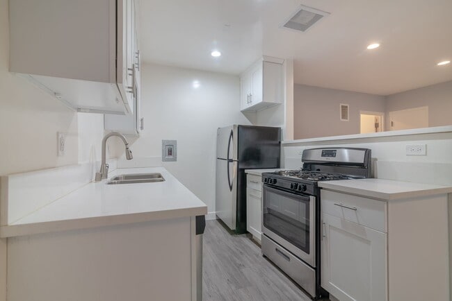 Building Photo - 928 4th St