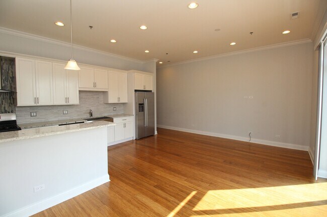 Building Photo - 1609 W Warren Boulevard Unit 404