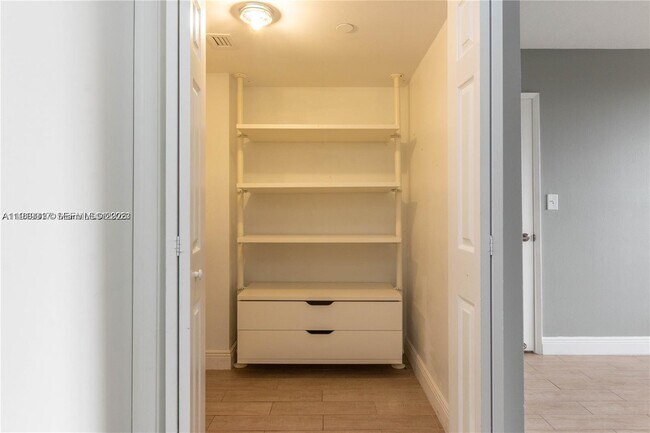 Foto del edificio - 3300 NE 192 St