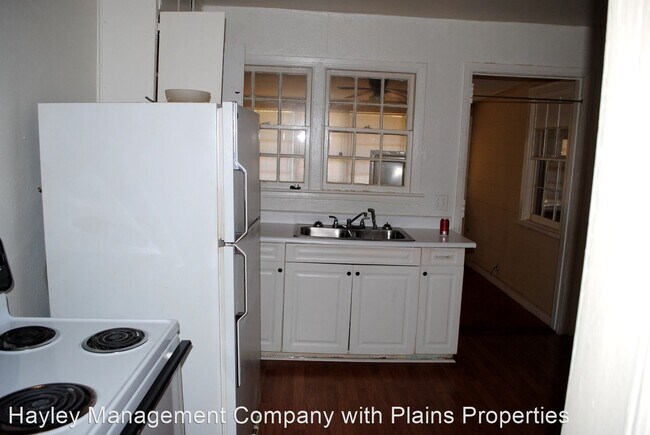 Building Photo - 2 br, 1 bath House - 504 N. RailRoad