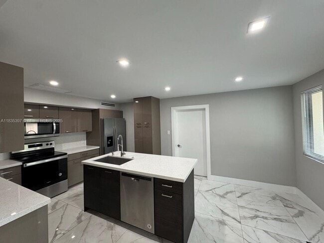 Building Photo - 15011 Coconut Ct