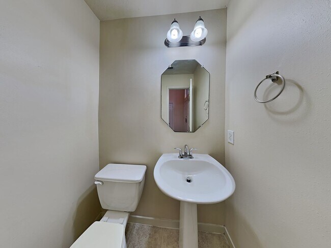 Foto del edificio - 1401 Baychester Ln