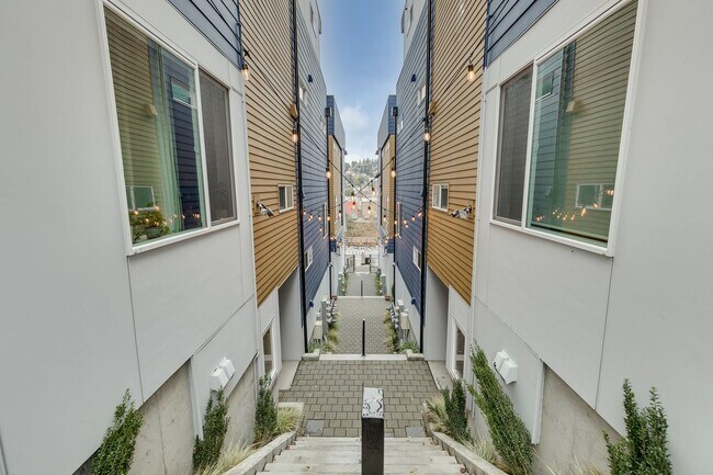 Foto del edificio - Queen Anne West Townhome with A/C Availabl...