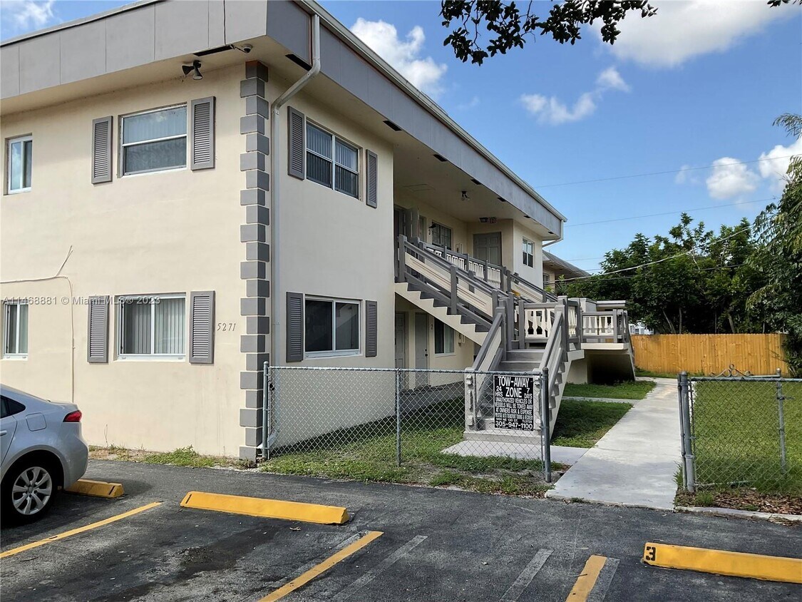 5271 SW 90th Way Unit 1, Cooper City, FL 33328 Room for Rent in Cooper City, FL