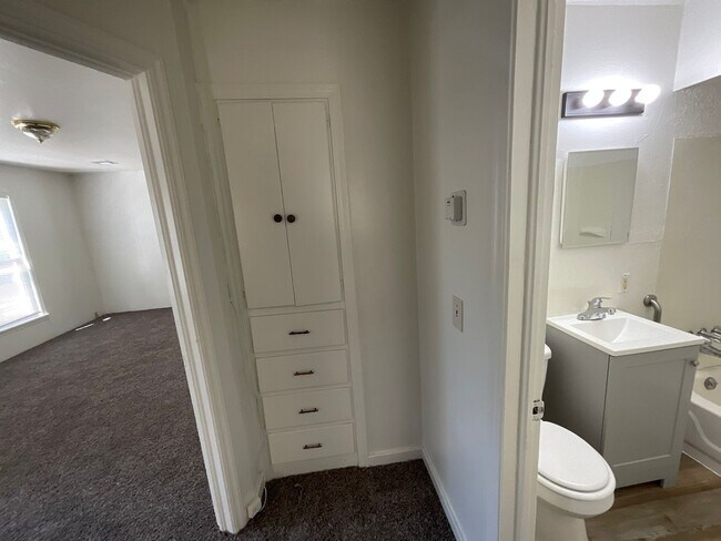 Building Photo - 3 bed, 1 bath, 1 car garage