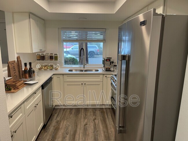 Building Photo - 4292 Meadowbrook Ct NE