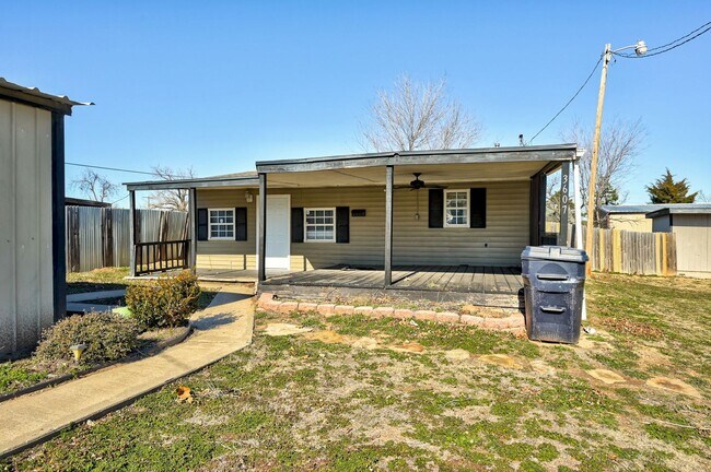 Building Photo - Cute 3Bed/1 BTH Home Minutes from I-240
