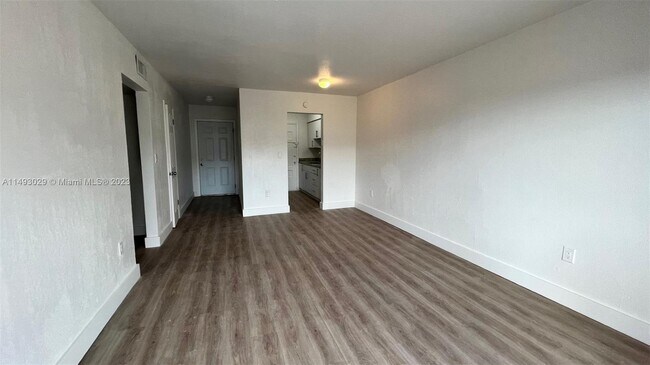 Foto del edificio - 2441 NW 13th St