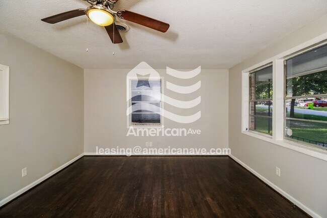 Foto del edificio - 421 Hickory Ridge Dr