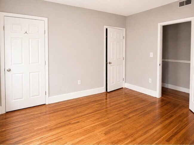Building Photo - 32 Callender St