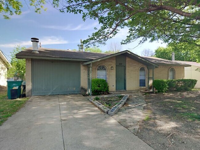 Building Photo - No Application Fee* Plus $250 Off First 2 ...