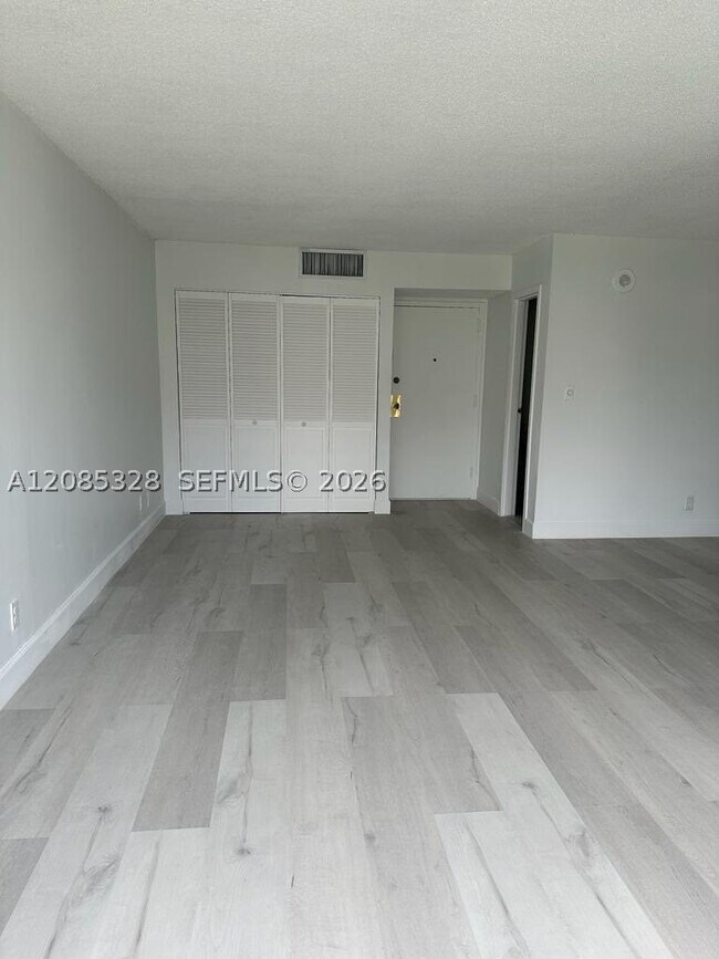 Building Photo - 17021 N Bay Rd