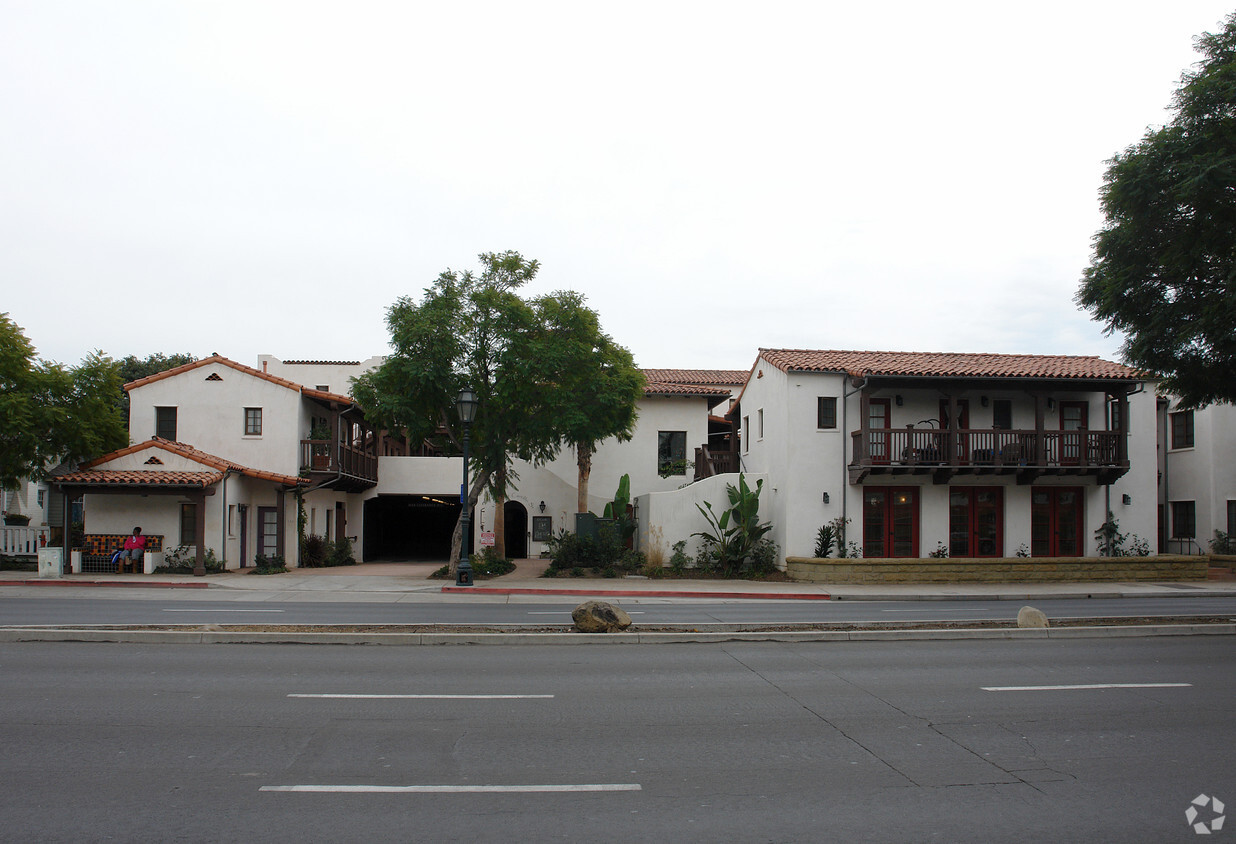 Building Photo - El Carrillo Apartments