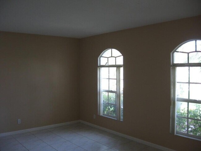 Building Photo - 5811 NW Rose Petal Ct