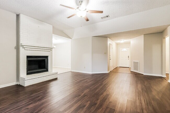 Foto del edificio - 18606 Hiddenbay Way