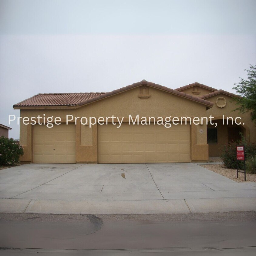 Primary Photo - Beautiful Home with 3 Car Garage in Sonora...