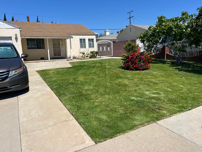 Foto del edificio - 8819 Kittyhawk Ave