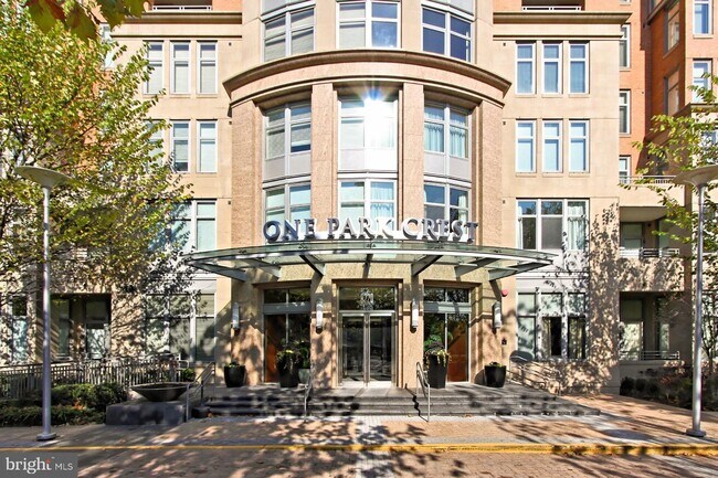 Foto del edificio - 8220 Crestwood Heights Dr