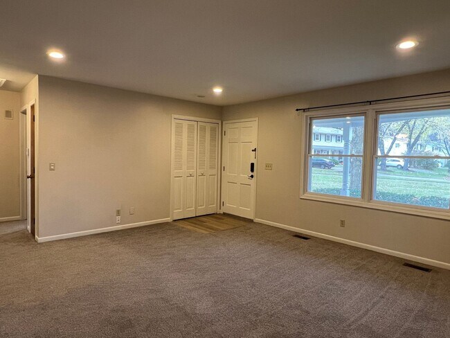 Foto del edificio - Spacious 2-BDR 1-BTH Duplex in Okemos