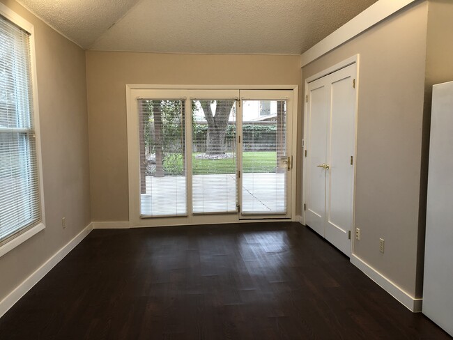 Living / bedroom area - 3925 Gaspar Dr