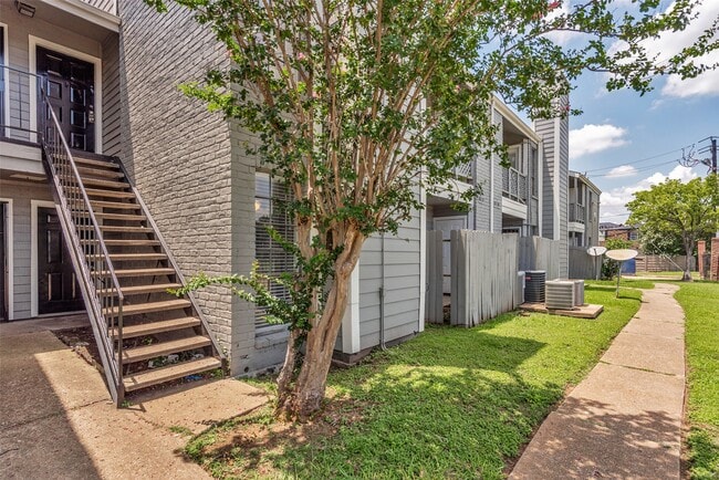 Building Photo - 12500 Sandpiper Dr