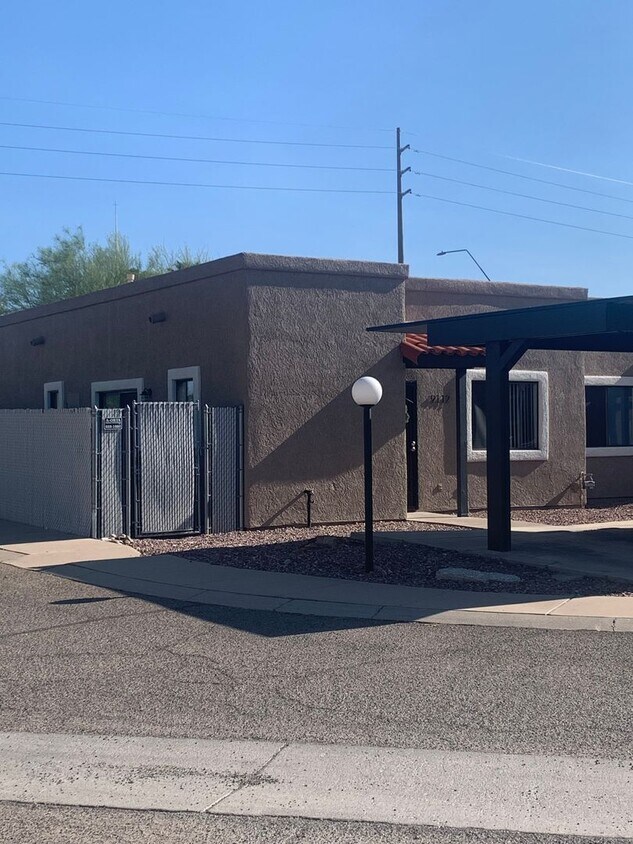 Primary Photo - 9112 E Esperanza Dr