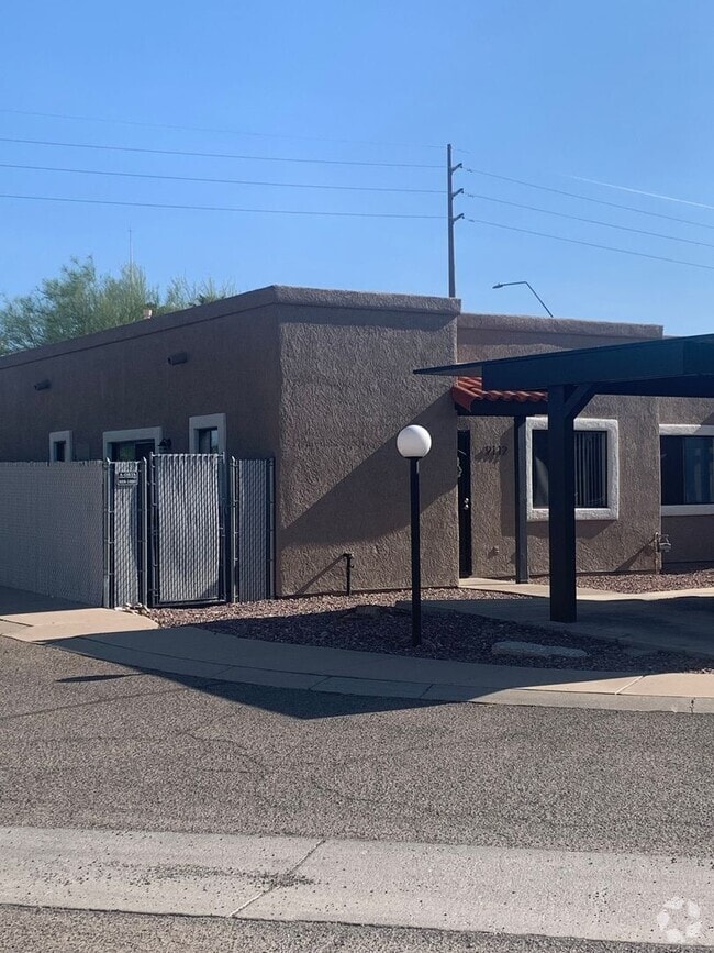 Building Photo - 9112 E Esperanza Dr