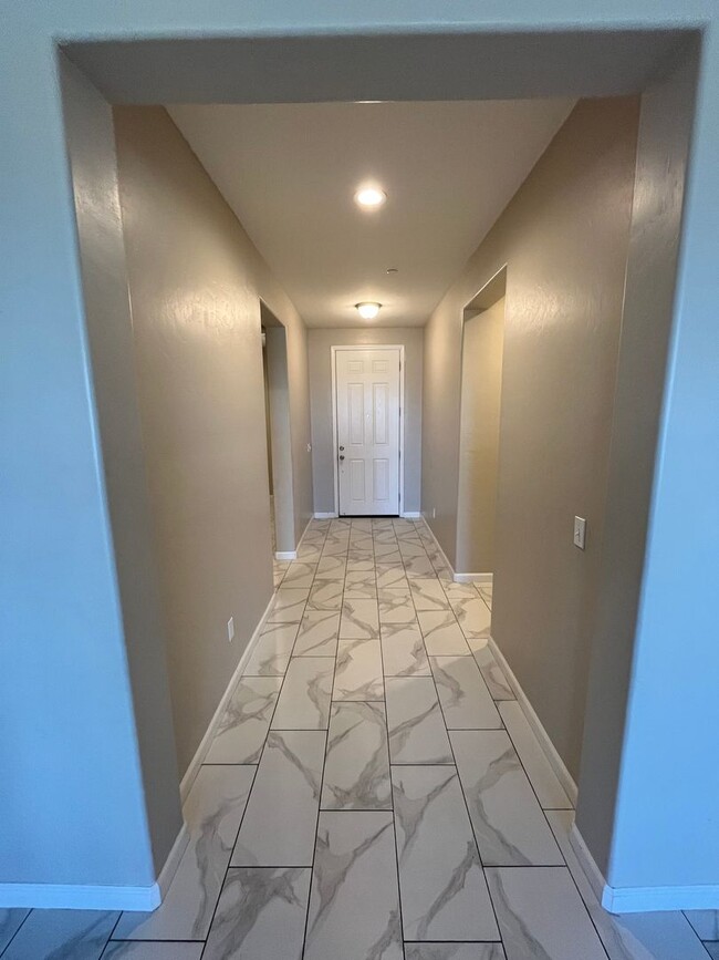 Building Photo - Immaculate 4 bedroom Hanford home availabl...