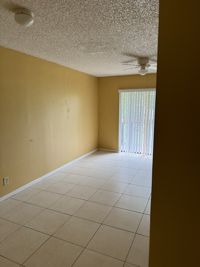 Building Photo - 4207 Lakeside Dr