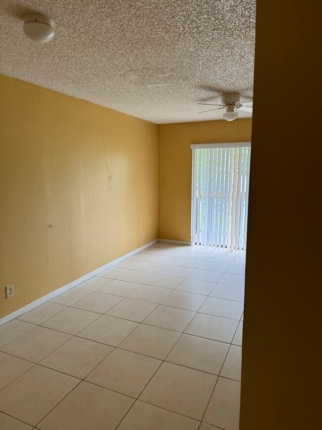 Foto del edificio - 4207 Lakeside Dr