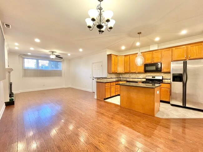 Building Photo - 4335 W Dickens Ave
