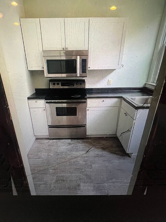 Foto del edificio - 4 bedroom town house 2 bathrooms